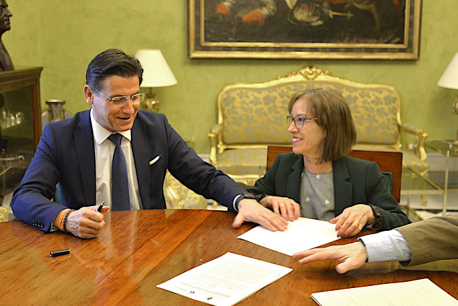 Imagen de la firma del convenio (JAVIER ALGARRA)