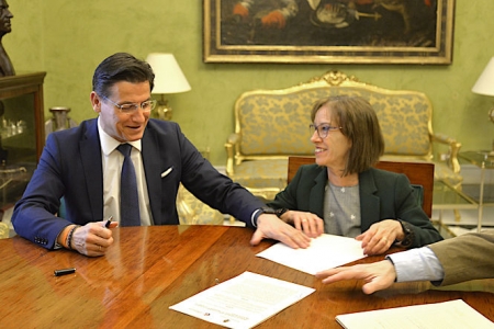 Imagen de la firma del convenio (JAVIER ALGARRA)