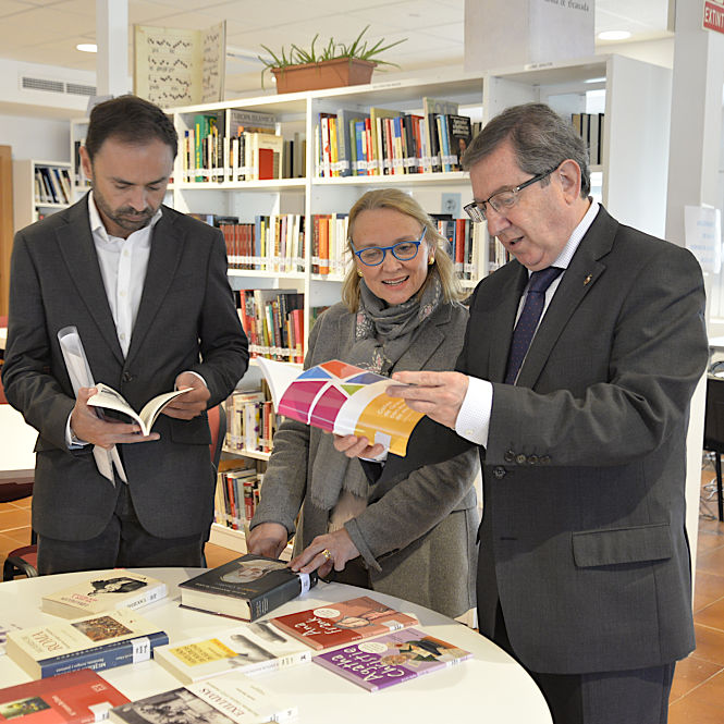 Imagen de la visita a la Biblioteca de Las Palomas (JAVIER ALGARRA)