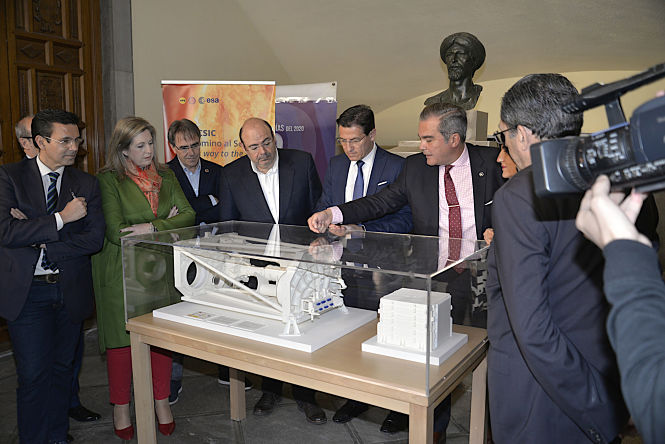 Luis Salvador ha recibido a miembros del Instituto de Astrofísica de Andalucia (JAVIER ALGARRA)