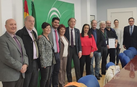 Foto de familia tras la firma del convenio (JUNTA)