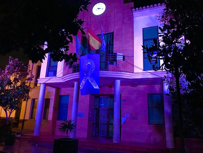 Fachada del Ayuntamiento de Vegas del Genil iluminada de morado (AYTO. VEGAS DEL GENIL)