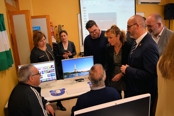 El Alcalde de Albolote ha visitado la nueva aula de informática (AYTO. ALBOLOTE)