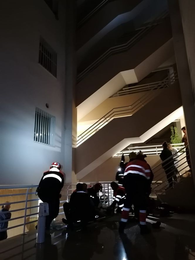 Imagen de la atención médica al joven que cayó desde la azotea del edificio (POLICÍA LOCAL) 
