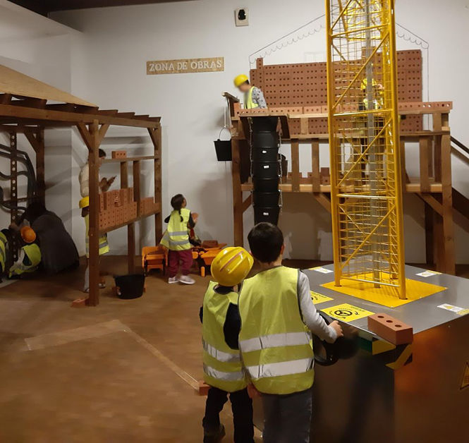 Escolares en el Taller `En construcción` (CAJAGRADA FUNDACIÓN)