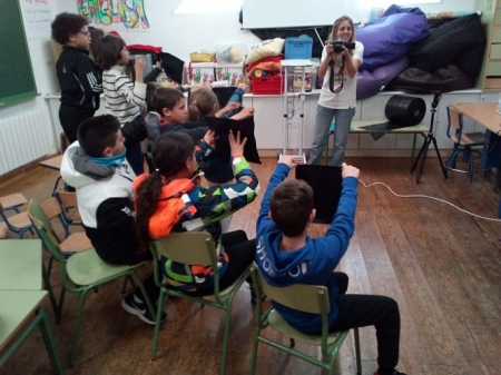 Escolares durante la celebración del taller (AYTO. MONACHIL)