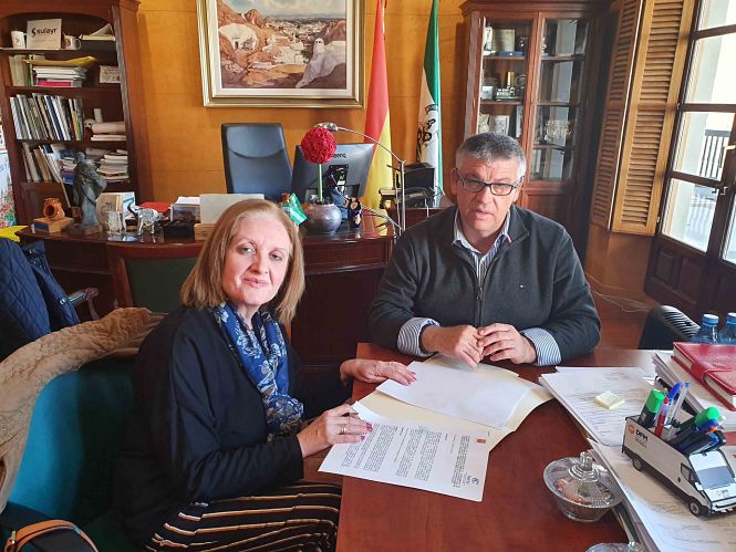 Imagen de la firma del convenio (AYTO. GUADIX)