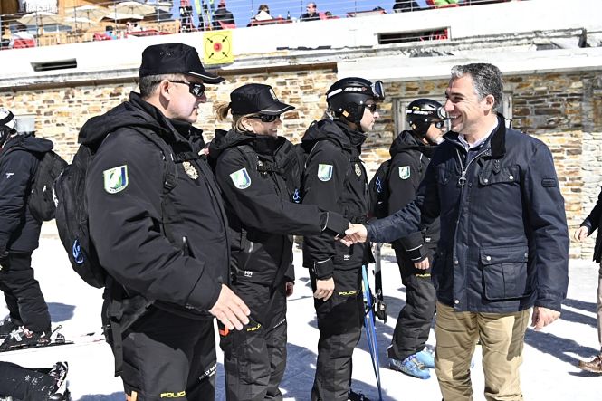 El consejero de la Presidencia, Administración Pública e Interior, Elías Bendodo, en su visita a Sierra Nevada (JUNTA DE ANDALUCÍA) 
