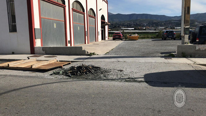 Contenedores quemados en Motril (AYTO. MOTRIL) 