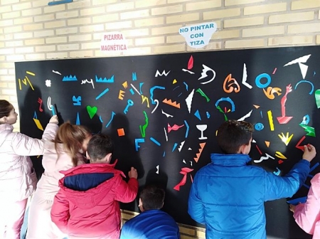 El alumnado del CEIP Juan Pablo I de Valderrubio realizando una actividad (FUNDACIÓN DESCUBRE) 