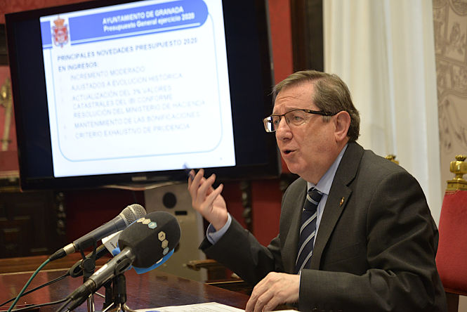 El concejal de Economía, Luis González en rueda de prensa (JAVIER ALGARRA) 