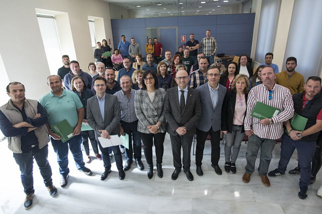 Foto de familia de los invernaderos que han recibido las ayudas (JUNTA)