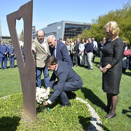 Luis Salvador realiza la ofrenda floral (JAVIER ALGARRA)