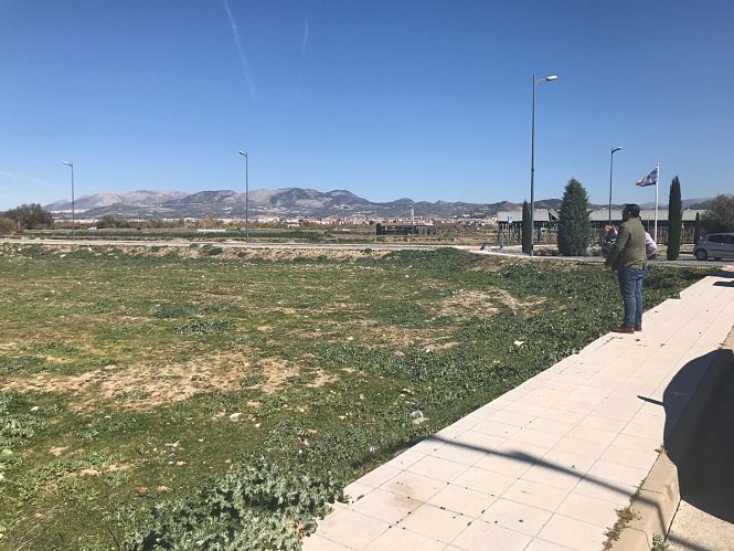 El alcalde de Vegas del Genil y el concejal de Fiestas visitan los terrenos donde se ubicará el ferial de forma provisional (AYTO. VEGAS DEL GENIL)