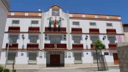Fachada del Ayuntamiento de Pinos Puente (PSOE) 