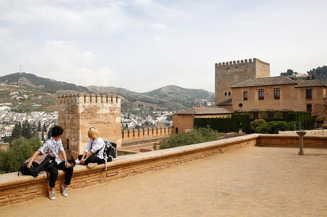 Alrededores de la Alhambra de Granada con muy pocos turistas pues está cerrada por CORONAVIRUS (EUROPA PRESS) 