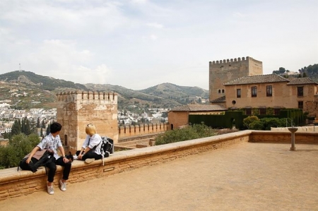 Alrededores de la Alhambra de Granada con muy pocos turistas pues está cerrada por CORONAVIRUS (EUROPA PRESS) 