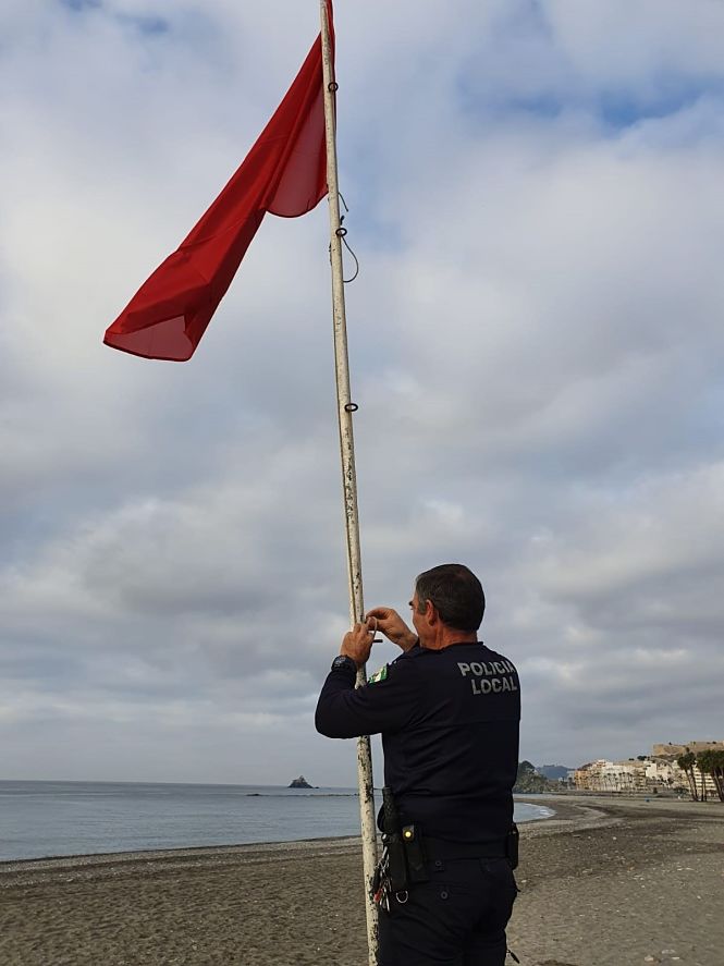 Izado bandera roja en Almuñécar (AYUNTAMIENTO DE ALMUÑÉCAR) 