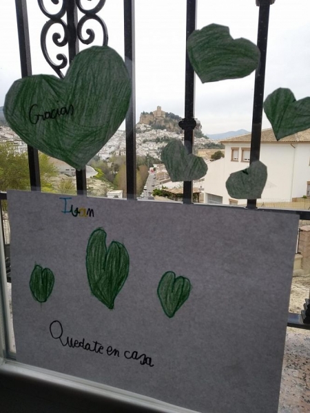 algunos de los corazones verdes que pueden verse ya en las ventanas y balcones de Montefrío (AYTO. MONTEFRÍO) 
