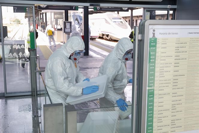 La UME interviene en Granada para desinfectar zonas de la estacion de tren en Avenida de Andaluces (ÁLEX CÁMARA - EUROPA PRESS) 