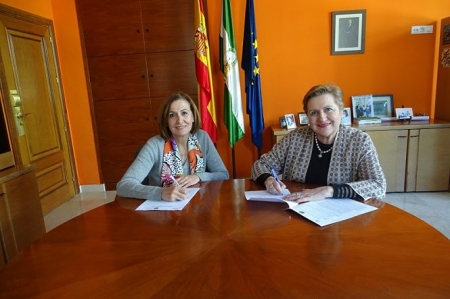 La presidenta de OFECUM, Rosa María Onieva y la directora gerente de la EASP Blanca Fernández-Capel en el momento de la firma del convenio (EASP) 