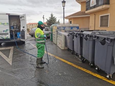 Un operario desinfecta los contenedores de basura (AYTO. GUADIX) 