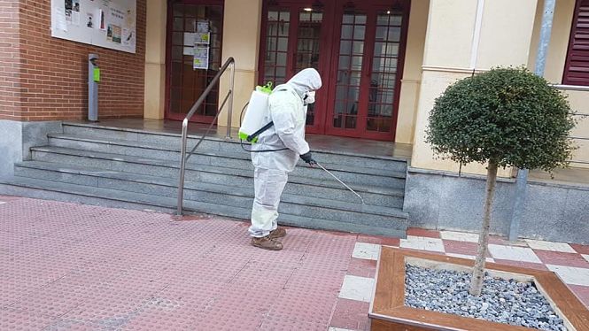 Los técnicos municipales desinfectan las calles de Otura (AYTO. OTURA) 