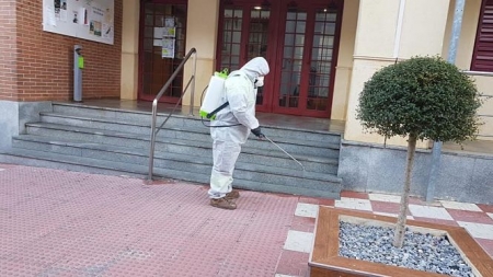 Los técnicos municipales desinfectan las calles de Otura (AYTO. OTURA) 
