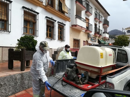 Operarios desinfectan las calles de Monachil (AYTO. MONACHIL) 