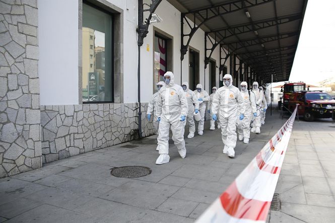 Efectivos de la UME trabajaron en la desinfección de la estación de ferrocarril de Granada (ÁLEX CÁMARA - EUROPA PRESS) 