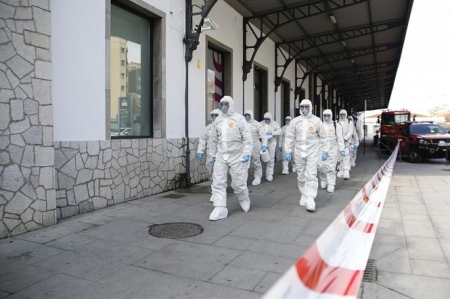 Efectivos de la UME trabajaron en la desinfección de la estación de ferrocarril de Granada (ÁLEX CÁMARA - EUROPA PRESS) 