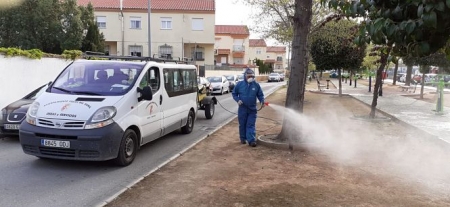 Un operario municipal desinfecta las calles (AYTO. VEGAS DEL GENIL) 