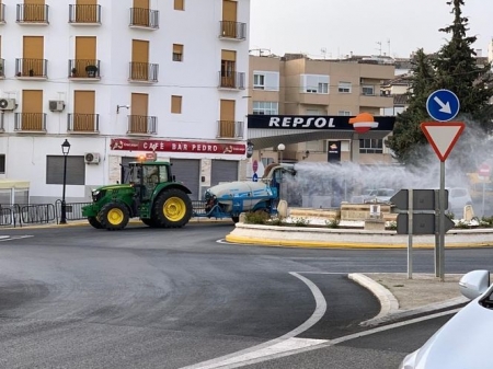 Imagen de las labores de desinfección de agricultores en Alhama de Granada (ASAJA) 