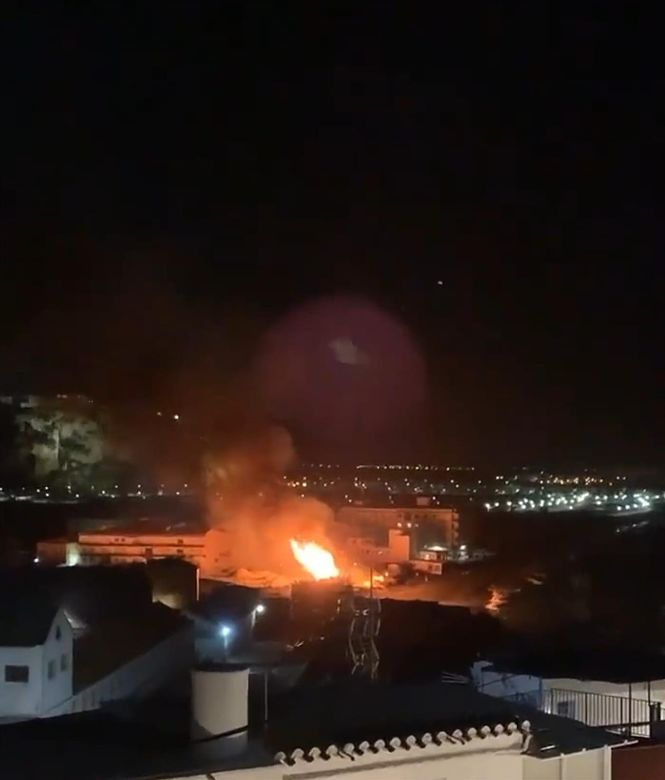 Imagen del incendio producido en la playa de La Guardia, en Salobreña (AYUNTAMIENTO DE SALOBREÑA) 