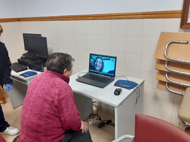 Una usuaria de un Centro de Mayores habla con sus familiares (DIPUTACIÓN) 