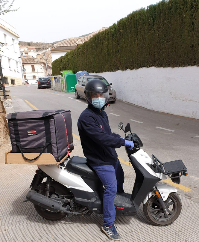 Un colaborador de la Fundación reparte la comida (FUNDACIÓN ZAYAS) 