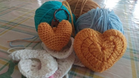 Mascarillas y broches realizadas por la asociación (AGUJAS SOLIDARIAS) 