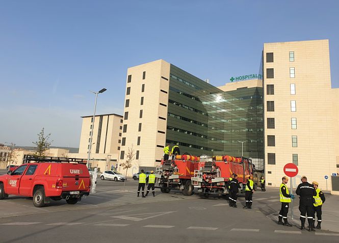 La UME han desinfectado el exterior del Hospital Universitario San Cecilio (HUSC) 