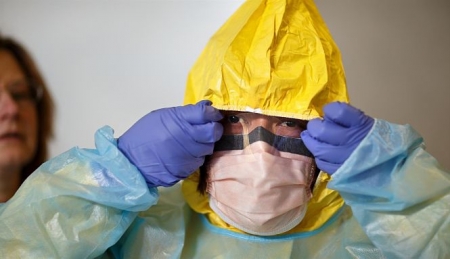 Un sanitario con un traje de protección (JERRY WOLFORD)