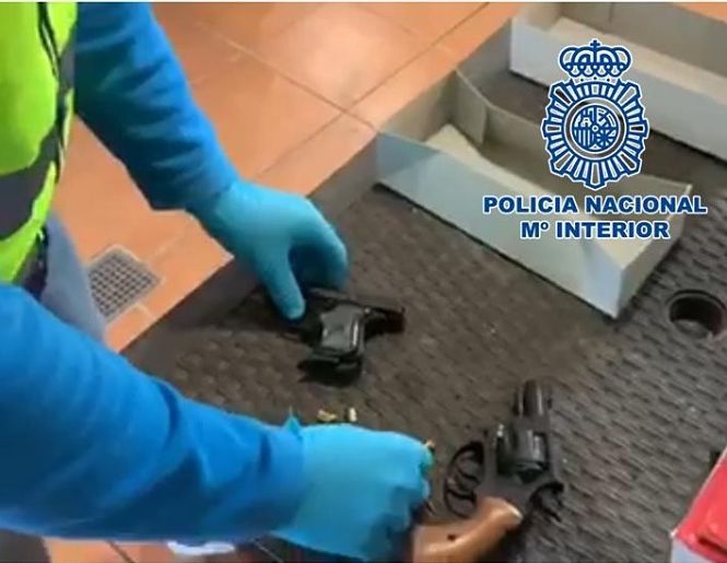 Armas intervenidas en una operación policial en Granada (POLICÍA NACIONAL) 
