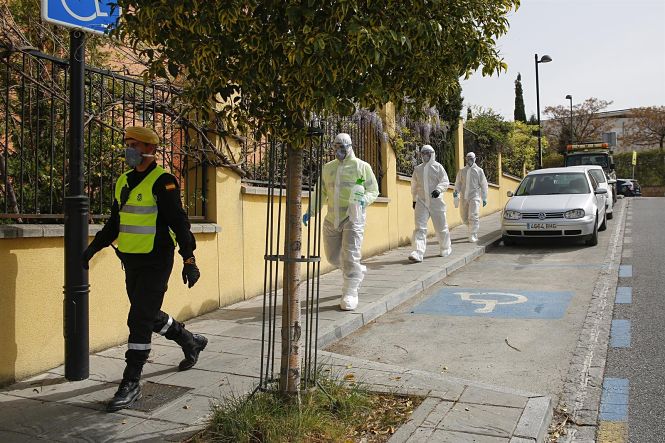 Miembros de la UME entrando en la residencia de mayores de La Zubia (Granada) para desinfectar por Coronavirus (ÁLEX CÁMARA / EUROPA PRESS) 