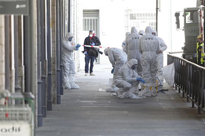 La UME desinfectando la Estación de trenes (ÁLEX CÁMARA /EUROPA PRESS) 