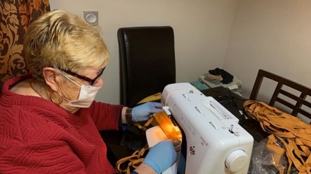 Una vecina de La Zubia confecciona una mascarilla (AYTO. LA ZUBIA) 