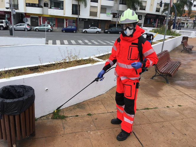Bombero de Almuñécar en tarea se desinfección (AYTO. ALMUÑECAR) 