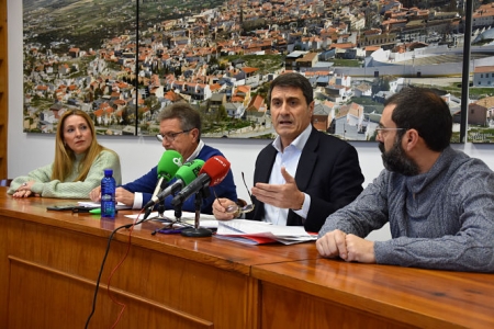 El alcalde de Baza, Pedro Fernández se dirige a los medios (AYTO. BAZA)
