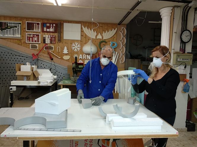 Belenistas confeccionando las pantallas antisalpicaduras con corcho (AYTO. HUÉTOR TÁJAR) 