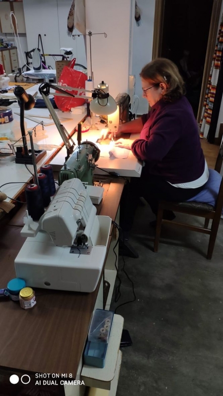 Una mujer de Otura elabora una mascarilla (AYTO. OTURA) 