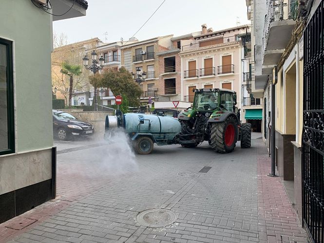 Limpieza de las calles en Algarinejo (Granada) por el coronavirus (COOPERATIVAS AGROALIMENTARIAS DE GRANADA) 