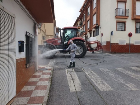 Un operario desinfecta una calle de La Zubia (AYTO. LA ZUBIA) 