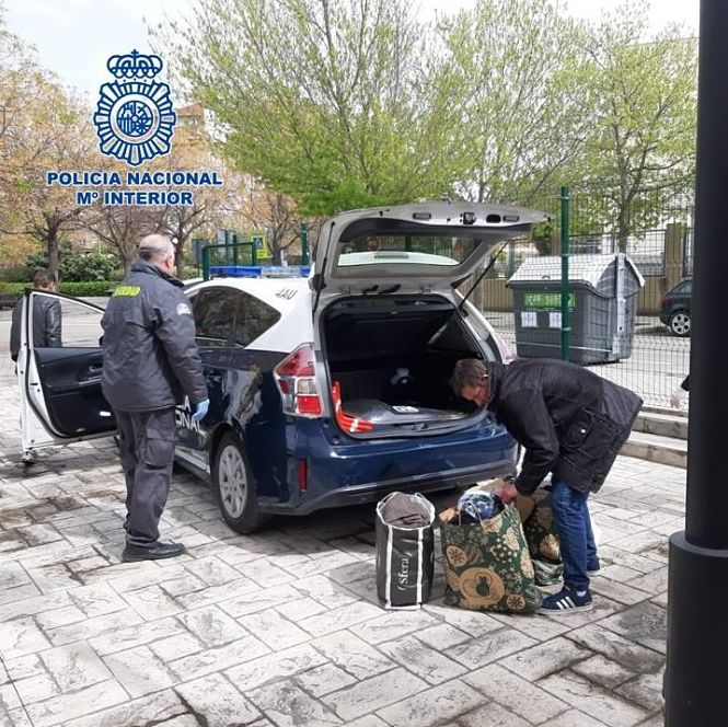 La Policía entrega a personas sin hogar el material donado por ciudadanos de Granada (POLICÍA NACIONAL) 